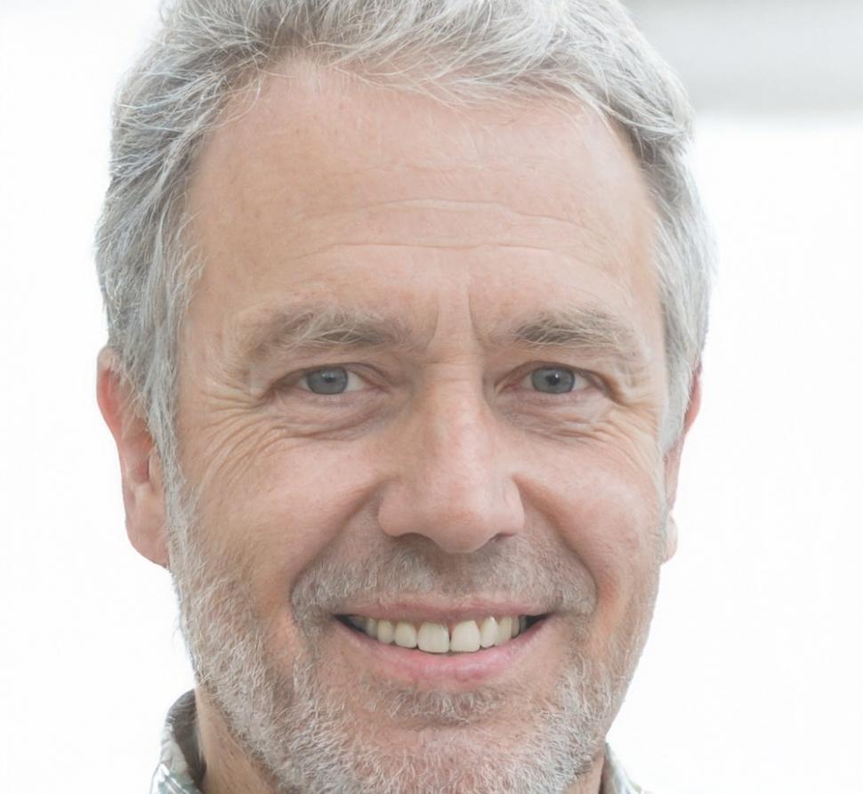 Mann präsentiert seine entwickelte Finanzstrategie